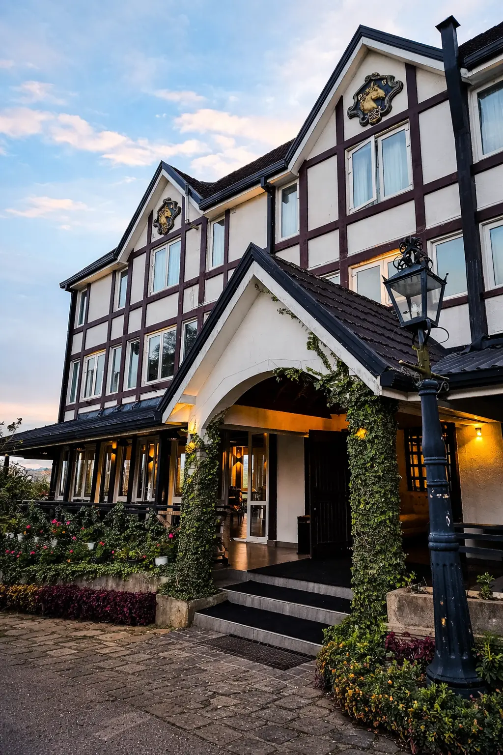 The Pedro Barn Hotel, Moon Plains